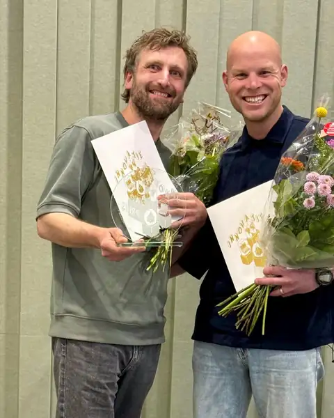 Sjak Meerveld en Stèphan Petersen met de HBO-Innovatieprijs 2026